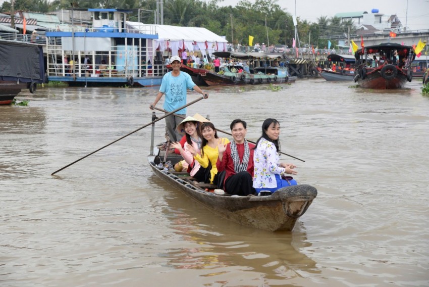 Chợ nổi Cái Bè “thức giấc” trong Lễ hội Văn hoá - Du lịch Làng cổ Đông Hòa Hiệp