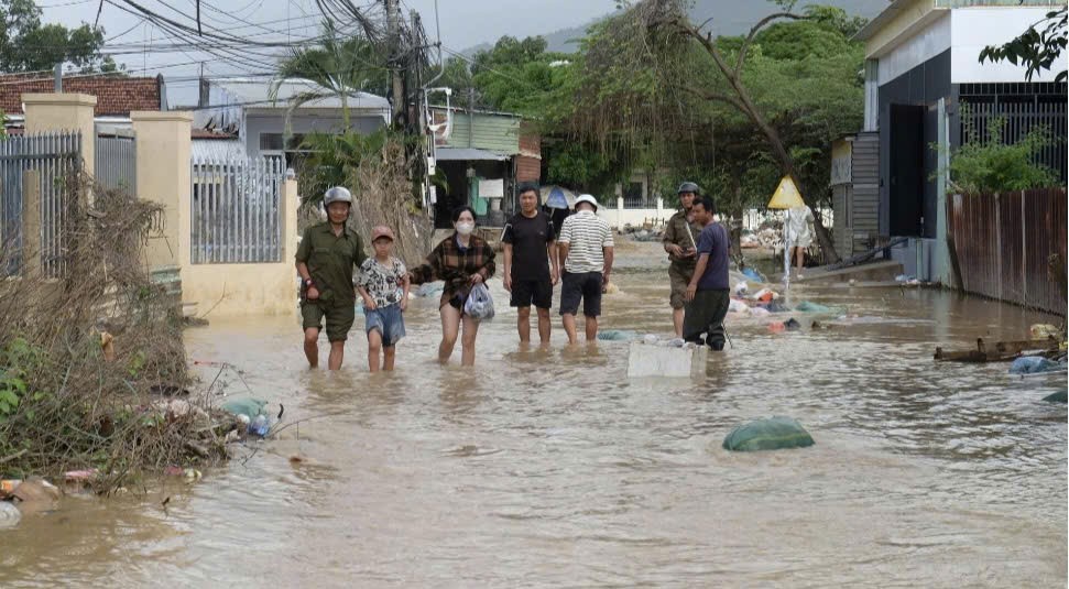 Mưa lớn trở lại, người dân Khánh Hòa tiếp tục chạy lũ