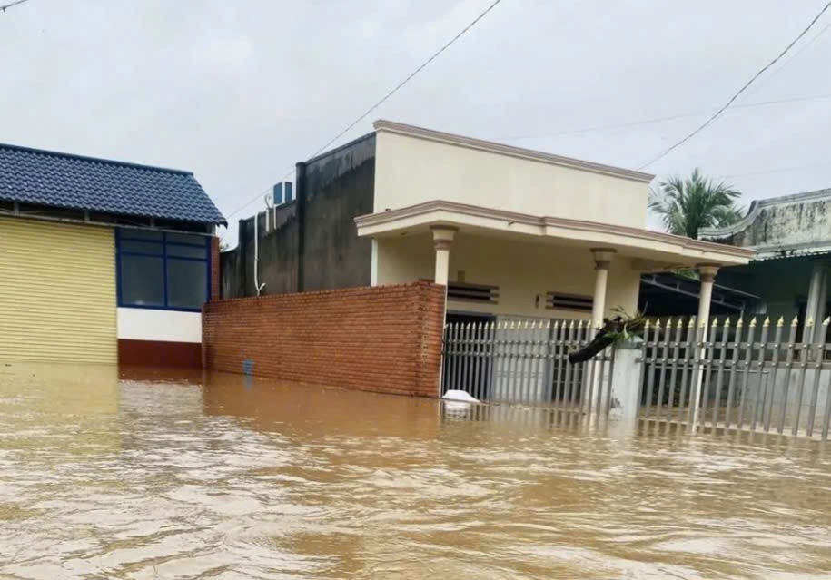 Mưa lớn kéo dài làm tê liệt nhiều tuyến đèo, hàng nghìn nhà dân ngập sâu ở Lâm Đồng