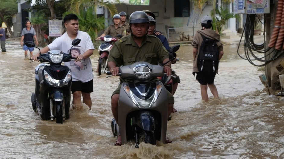 Mưa lớn trở lại, người dân Khánh Hòa tiếp tục chạy lũ