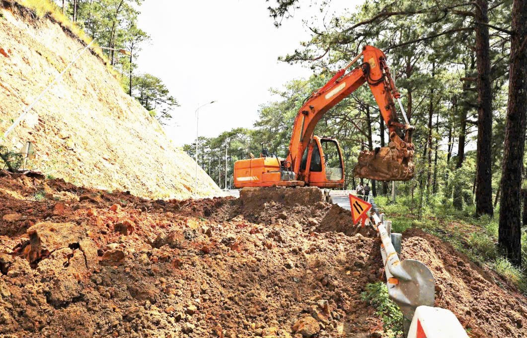 Khẩn trương xử lý sạt trượt đèo Prenn, tạm mở lại đường theo khung giờ