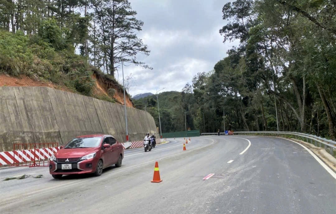 Các cơ quan chức năng nỗ lưc khắc phục sạt trượt, đèo Prenn đã thông xe tạm thời. (Ảnh: Hoài Thanh)