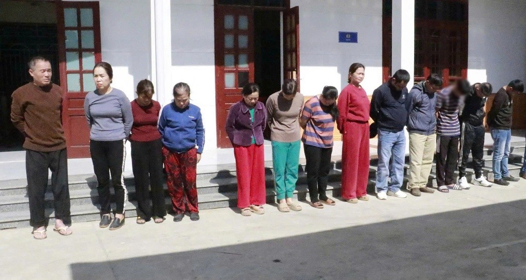 14 đối tượng bị bắt giữ tại sới bạc - Ảnh Công an Nghệ An. 14 đối tượng bị bắt giữ tại sới bạc - Ảnh Công an Nghệ An.