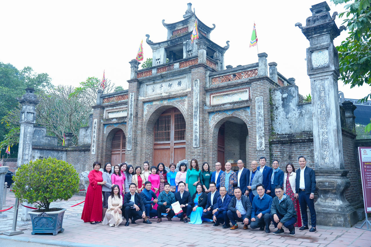 Chi bộ Khối Nội dung chụp ảnh lưu niệm tại Khu di t&iacute;ch Cổ Loa.