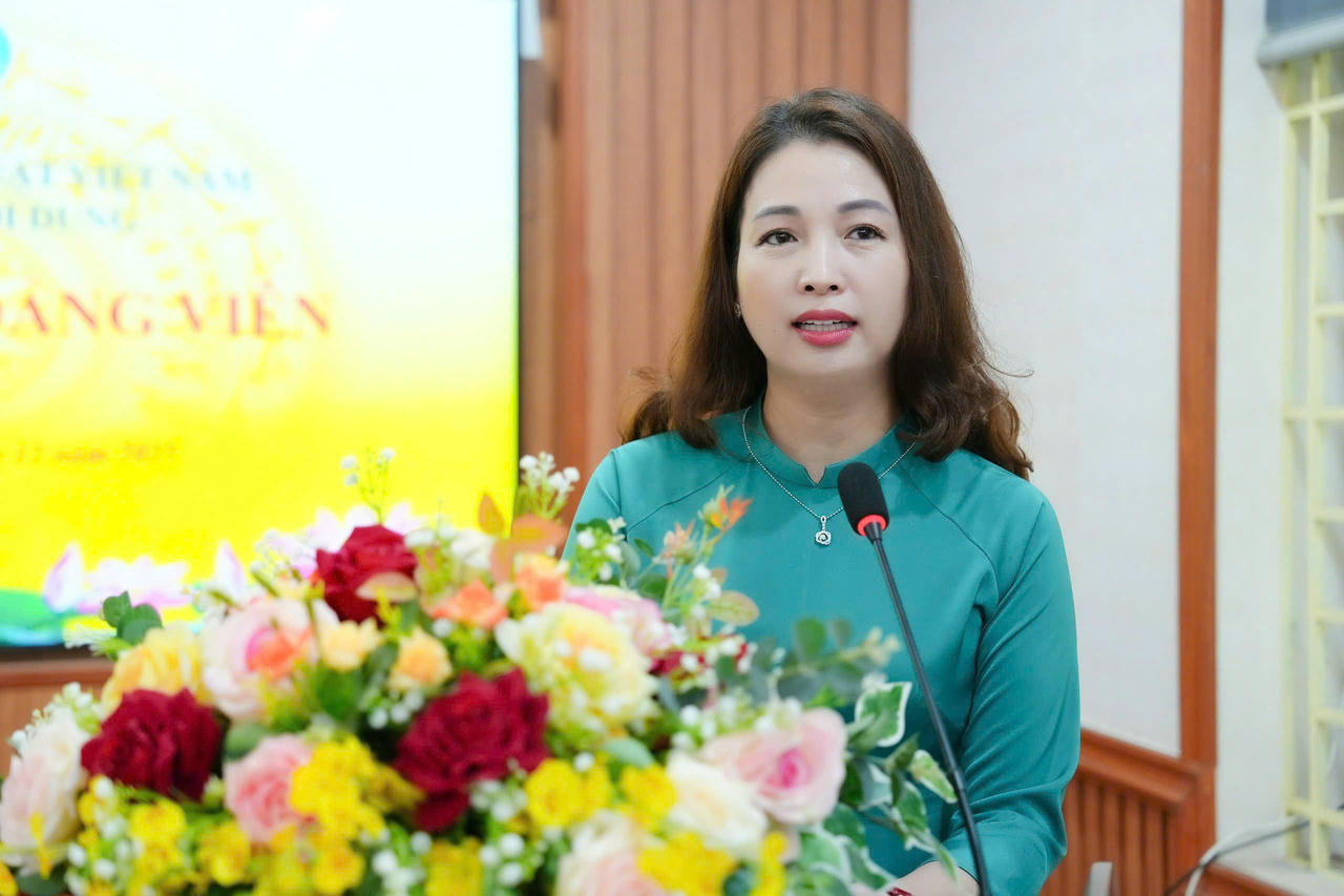 Đồng ch&iacute; B&ugrave;i Thị Thu Hằng, B&iacute; thư Chi bộ Khối Nội dung, Trưởng Ban Thời sự - Nội ch&iacute;nh, B&aacute;o Ph&aacute;p luật Việt Nam ph&aacute;t biểu giao nhiệm vụ cho c&aacute;c đồng ch&iacute; đảng vi&ecirc;n mới.