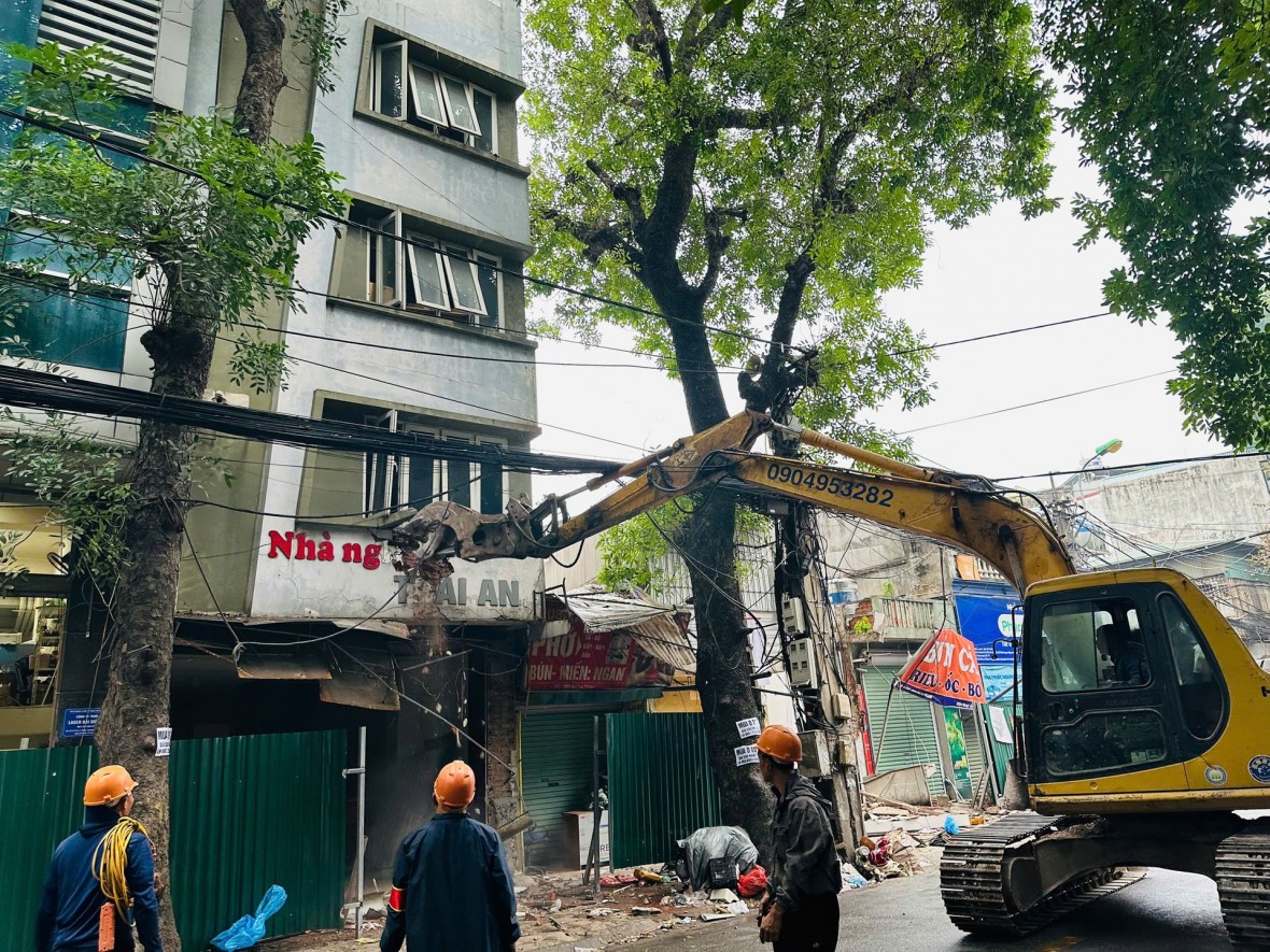 UBND phường Láng tổ chức cương chế, đẩy nhanh công tác giải phóng mặt bằng đường Vành đai 1.