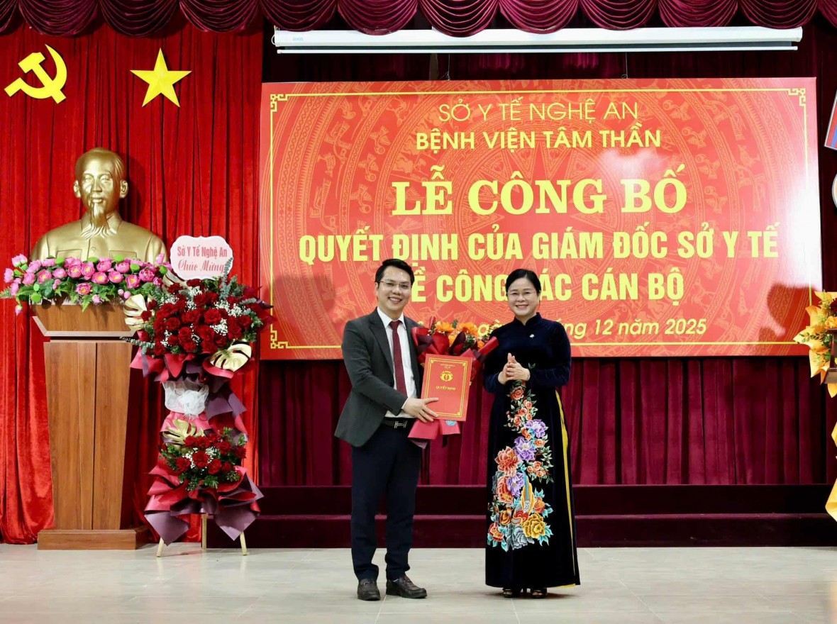 Giám đốc Sở Y tế Nghệ An trao quyết định, tặng hoa chúc mừng Tiến sĩ, bác sĩ Hồ Giang Nam.