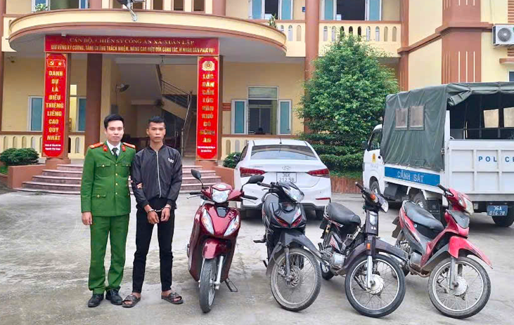 Đối tượng Trịnh Bá Thảo và tang vật vụ án. Đối tượng Trịnh Bá Thảo và tang vật vụ án.