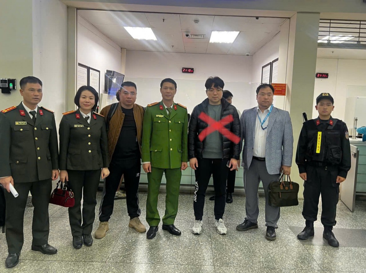 Công an tỉnh Bắc Ninh phối hợp bàn giao đối tượng truy nã đỏ quốc tế Choi Joon Kyoung (thứ 3, từ phải qua trái) cho Cảnh sát Hàn Quốc. (Ảnh: Công an tỉnh Bắc Ninh) Công an tỉnh Bắc Ninh phối hợp bàn giao đối tượng truy nã đỏ quốc tế Choi Joon Kyoung (thứ 3, từ phải qua trái) cho Cảnh sát Hàn Quốc. (Ảnh: Công an tỉnh Bắc Ninh)