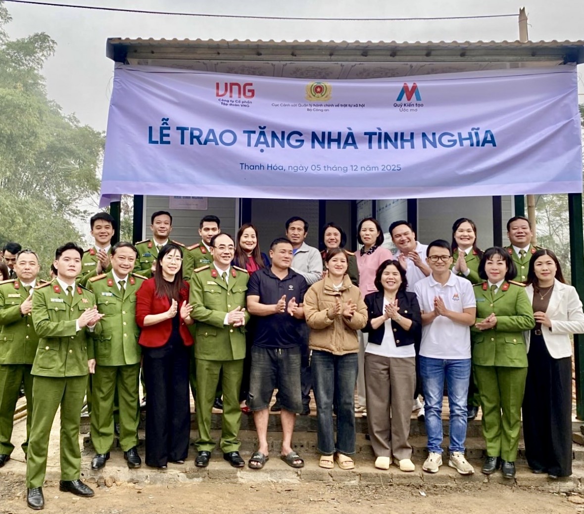 Trao tặng 23 căn nhà tình nghĩa cho các gia đình có hoàn cảnh đặc biệt khó khăn tại Thanh Hóa