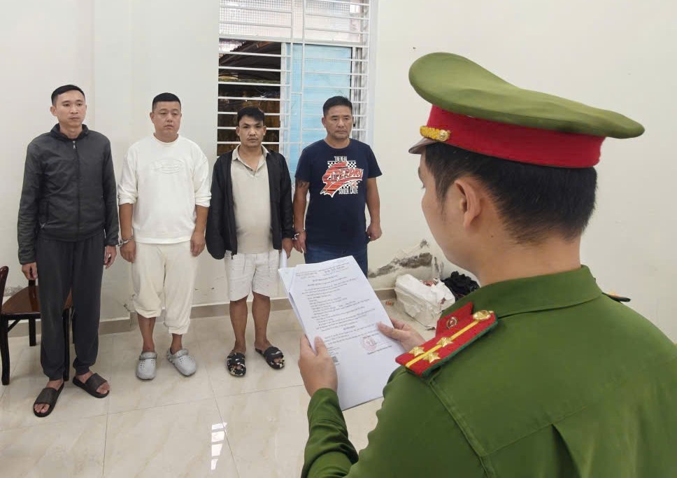 Tống đạt các quyết định đối với nhóm đối tượng - Ảnh Công an Đà Nẵng.