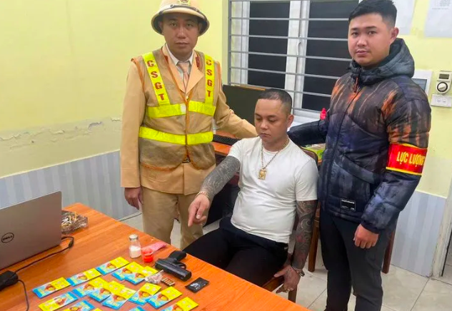 Người đàn ông điều khiển ô tô mang theo súng, đạn và ma tuý chạm trán Tổ Công tác 141