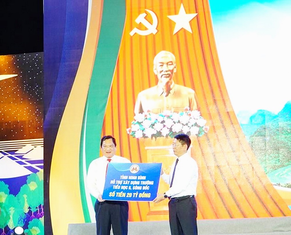 Cà Mau: Tưng bừng kỷ niệm 85 năm Khởi nghĩa Hòn Khoai và 65 năm kết nghĩa Ninh Bình