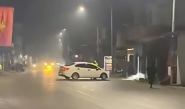 Tài xế vi phạm nồng độ cồn liều lĩnh tông thẳng vào Cảnh sát giao thông