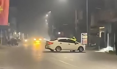 Tài xế vi phạm nồng độ cồn liều lĩnh tông thẳng vào Cảnh sát giao thông