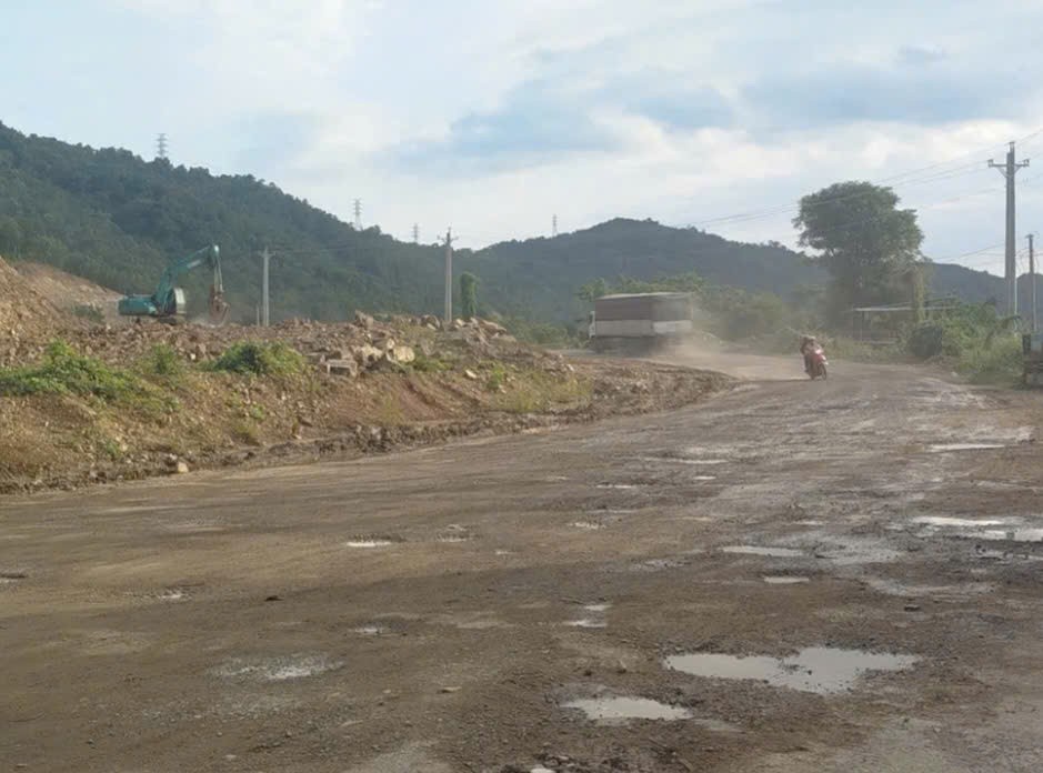 Đá rơi từ xe tải đè trúng ô tô du lịch, 2 du khách thương vong