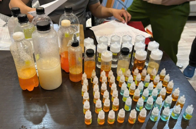 Các chai lọ chứa tinh dầu ma túy được pha chế để bán cho con nghiện 