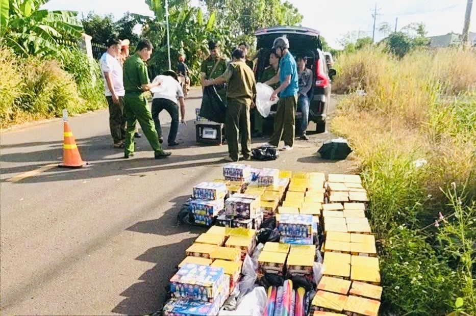 Truy bắt đối tượng dùng ô tô vận chuyển 493kg pháo nổ