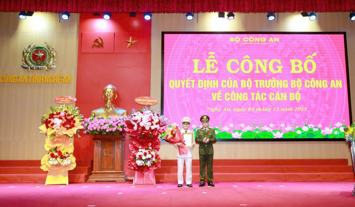 Trao Quyết định bổ nhiệm chức vụ Phó Giám đốc Công an tỉnh Nghệ An cho Thượng tá Phạm Thành Long.