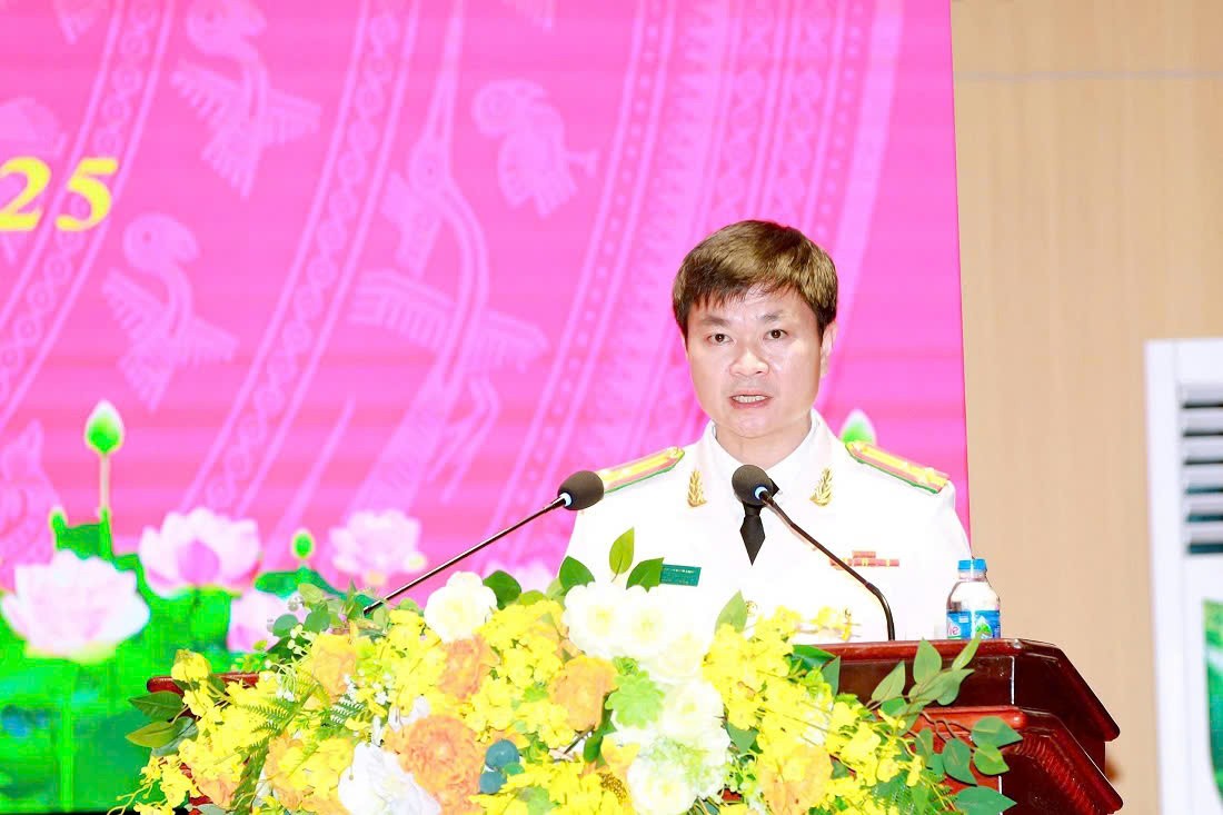 Thượng tá Phạm Thành Long phát biểu nhận nhiệm vụ.