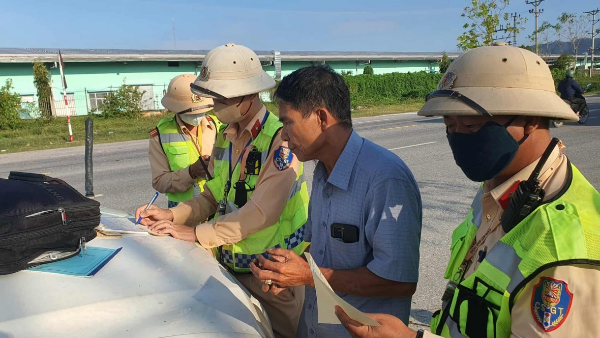 Lực lượng CSGT tăng cường kiểm tra, xử lý các xe vận chuyển hành khách vi phạm.