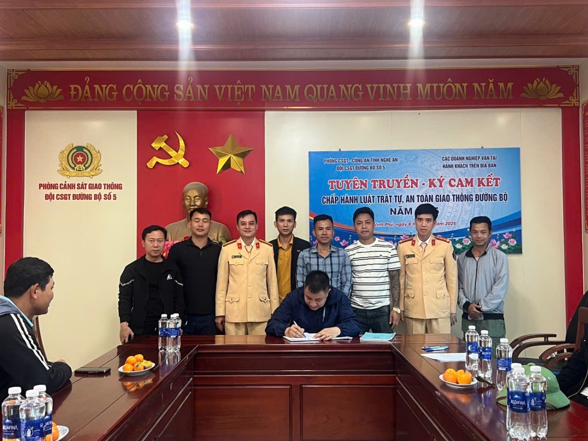 Đại diện doanh nghiệp vận tải, tài xế chở công nhân ký cam kết an toàn giao thông.