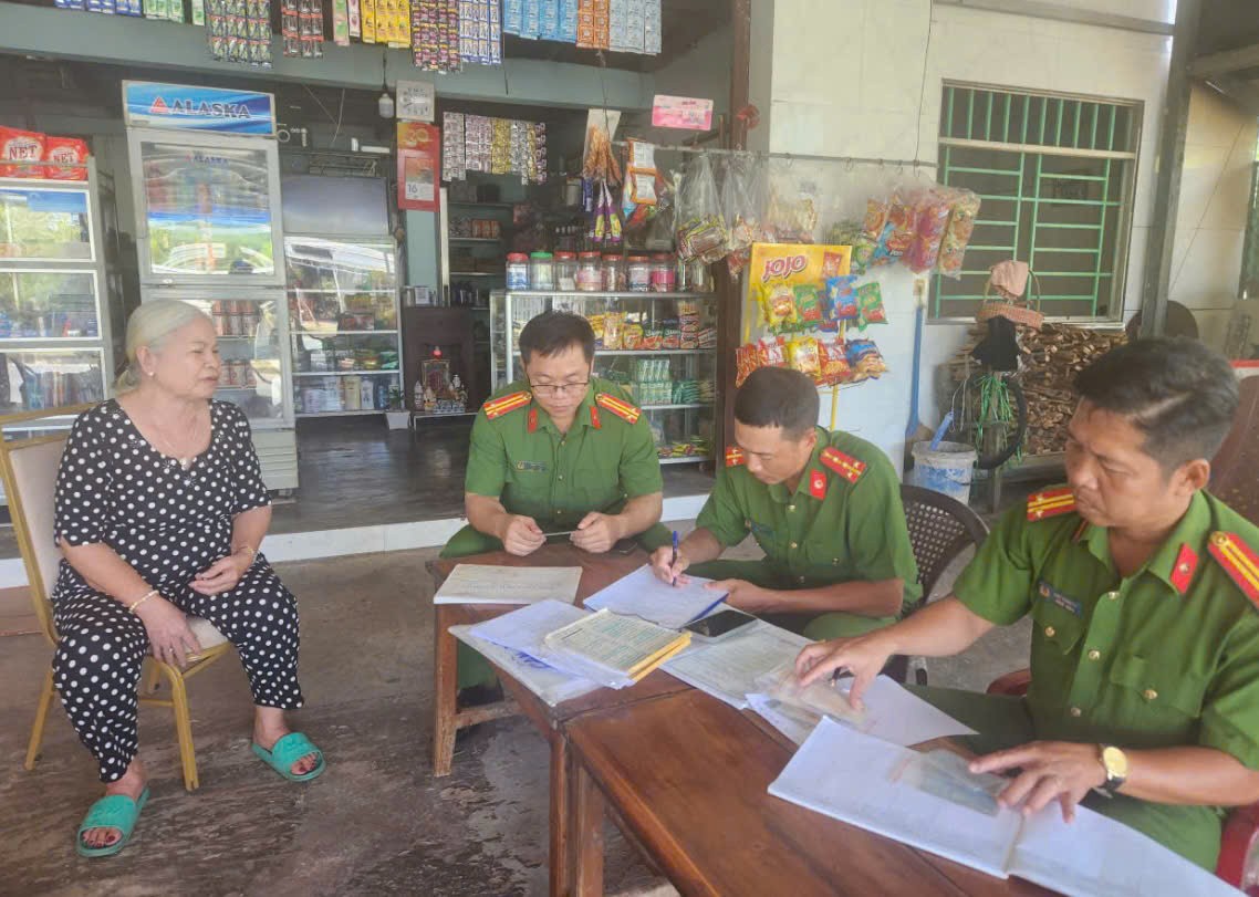 Công an đặc khu Phú Quốc hướng dẫn người dân đăng ký cư trú - Ảnh minh họa Công an đặc khu Phú Quốc hướng dẫn người dân đăng ký cư trú - Ảnh minh họa