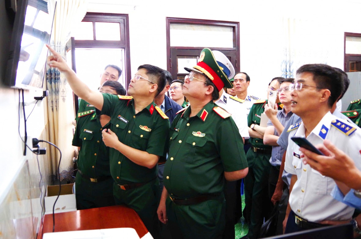 Đoàn công tác Bộ Quốc phòng kiểm tra công tác chống khai thác IUU tại Cà Mau Đoàn công tác Bộ Quốc phòng kiểm tra công tác chống khai thác IUU tại Cà Mau