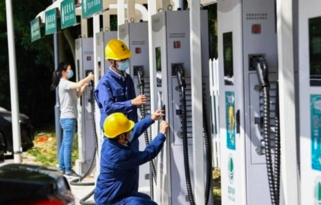 Từ ngày 2/12, các trạm, trụ sạc tủ đổi pin xe điện bắt buộc lắp công tơ riêng