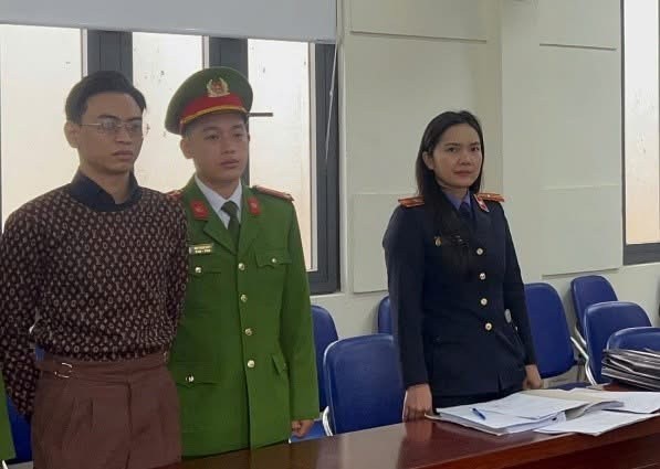 Cơ quan chức năng tống đạt quyết định khởi tố. Cơ quan chức năng tống đạt quyết định khởi tố.