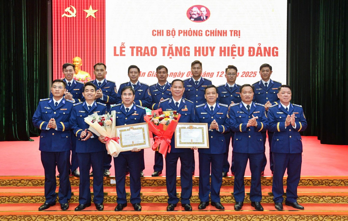 Thiếu tướng Nguyễn Văn Dũng - Bí thư Đảng ủy, Chính ủy Bộ Tư lệnh Vùng Cảnh sát biển 4 nhận Huy hiệu 40 năm tuổi Đảng Thiếu tướng Nguyễn Văn Dũng - Bí thư Đảng ủy, Chính ủy Bộ Tư lệnh Vùng Cảnh sát biển 4 nhận Huy hiệu 40 năm tuổi Đảng
