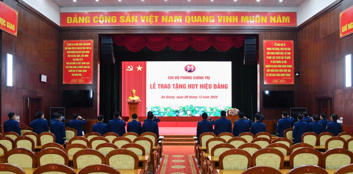 Thiếu tướng Nguyễn Văn Dũng - Bí thư Đảng ủy, Chính ủy Bộ Tư lệnh Vùng Cảnh sát biển 4 nhận Huy hiệu 40 năm tuổi Đảng Thiếu tướng Nguyễn Văn Dũng - Bí thư Đảng ủy, Chính ủy Bộ Tư lệnh Vùng Cảnh sát biển 4 nhận Huy hiệu 40 năm tuổi Đảng