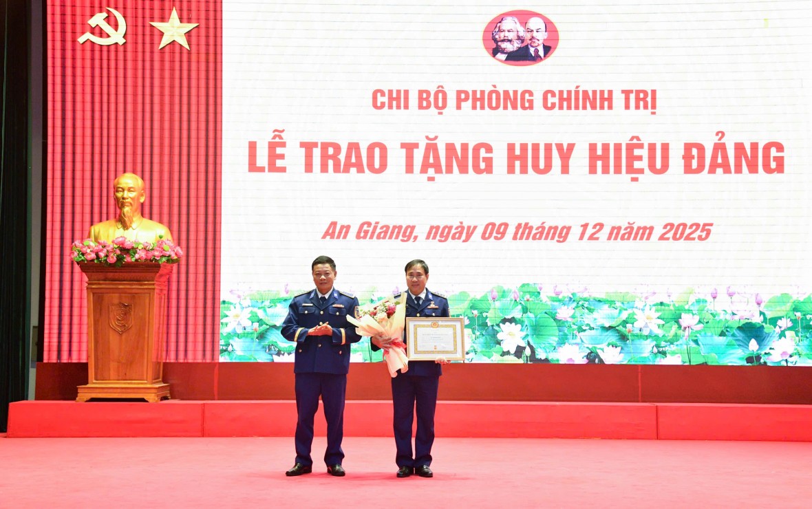 Thiếu tướng Nguyễn Văn Dũng - Bí thư Đảng ủy, Chính ủy Bộ Tư lệnh Vùng Cảnh sát biển 4 nhận Huy hiệu 40 năm tuổi Đảng Thiếu tướng Nguyễn Văn Dũng - Bí thư Đảng ủy, Chính ủy Bộ Tư lệnh Vùng Cảnh sát biển 4 nhận Huy hiệu 40 năm tuổi Đảng