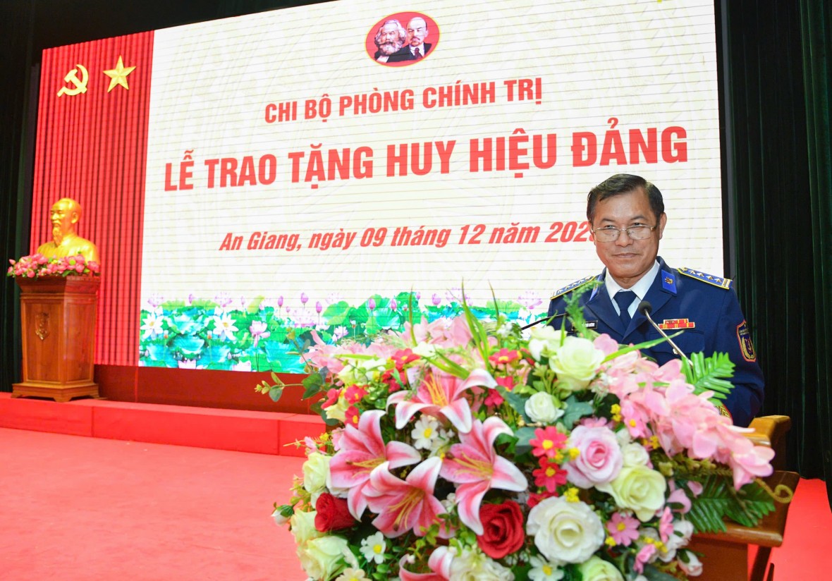 Thiếu tướng Nguyễn Văn Dũng - Bí thư Đảng ủy, Chính ủy Bộ Tư lệnh Vùng Cảnh sát biển 4 nhận Huy hiệu 40 năm tuổi Đảng Thiếu tướng Nguyễn Văn Dũng - Bí thư Đảng ủy, Chính ủy Bộ Tư lệnh Vùng Cảnh sát biển 4 nhận Huy hiệu 40 năm tuổi Đảng