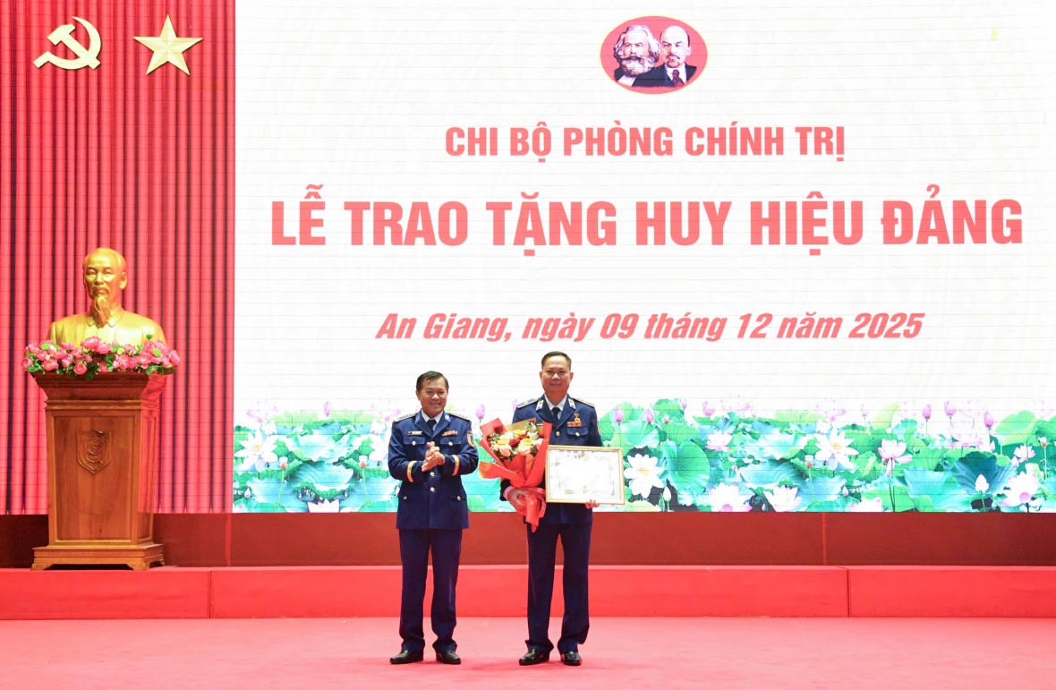 Thiếu tướng Nguyễn Văn Dũng - Bí thư Đảng ủy, Chính ủy Bộ Tư lệnh Vùng Cảnh sát biển 4 nhận Huy hiệu 40 năm tuổi Đảng Thiếu tướng Nguyễn Văn Dũng - Bí thư Đảng ủy, Chính ủy Bộ Tư lệnh Vùng Cảnh sát biển 4 nhận Huy hiệu 40 năm tuổi Đảng