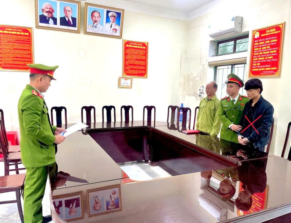 Tống đạt quyết định khởi tố đối với Nguyễn Hoài Linh - Ảnh Công an Hà Tĩnh.