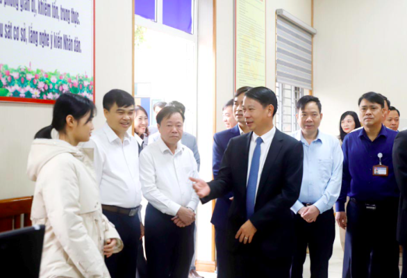 Phó Chủ tịch UBND tỉnh Nguyễn Khắc Hiếu trao đổi với người dân đến làm thủ tục hành chính. Ảnh CTTĐT tỉnh Phú Thọ Phó Chủ tịch UBND tỉnh Nguyễn Khắc Hiếu trao đổi với người dân đến làm thủ tục hành chính. Ảnh CTTĐT tỉnh Phú Thọ