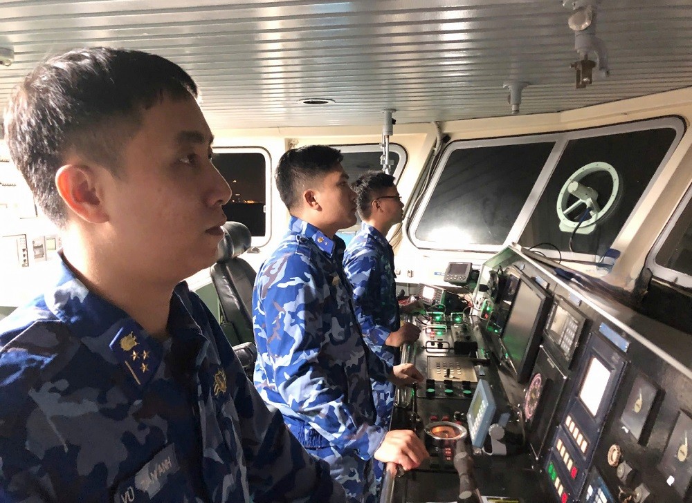 Tàu CSB 3005 cơ động đi thực hiện nhiệm vụ tìm kiếm, cứu nạn tàu cá NA 98687-TS.