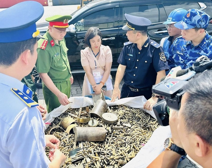 Lực lượng chức năng phát hiện, xử lý lô hàng 16 bao vỏ đạn quân dụng nhập khẩu có dấu hiệu vi phạm. (Ảnh: CHQ)