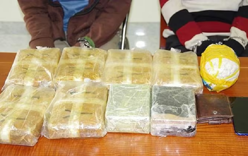 Bắt giữ hai đối tượng người nước ngoài vận chuyển trái phép số lượng lớn ma túy vào Việt Nam Bắt giữ hai đối tượng người nước ngoài vận chuyển trái phép số lượng lớn ma túy vào Việt Nam