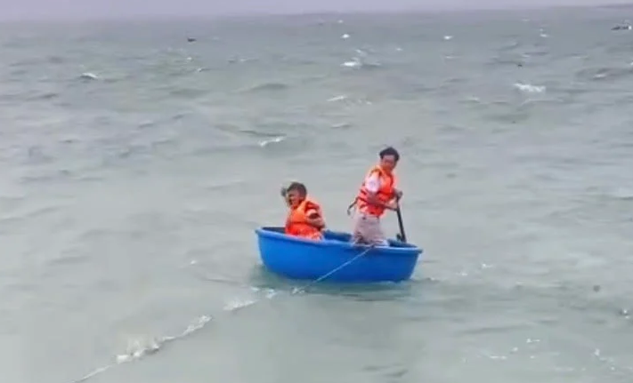 Chủ tịch nước tặng Huân chương Dũng cảm cho 2 công dân quên mình cứu người trong bão biển Chủ tịch nước tặng Huân chương Dũng cảm cho 2 công dân quên mình cứu người trong bão biển