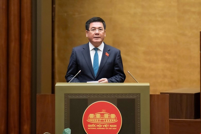 Thừa ủy quyền của Chính phủ, Bộ trưởng Bộ Công Thương Nguyễn Hồng Diên đã trình bày Báo cáo tiếp thu, giải trình trước Quốc hội. (Ảnh: Bộ Công thương)