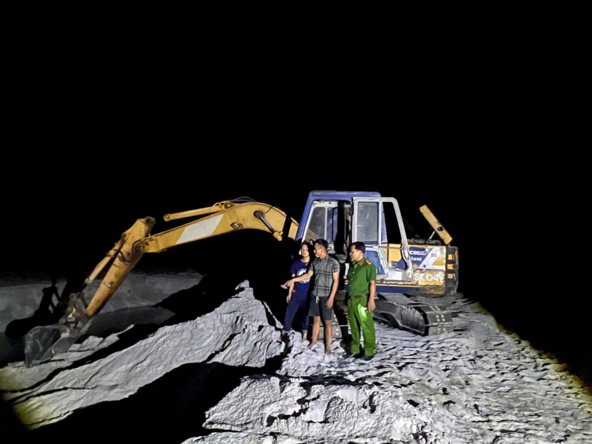 Khởi tố một chủ trang trại vì khai thác cát trái phép Khởi tố một chủ trang trại vì khai thác cát trái phép