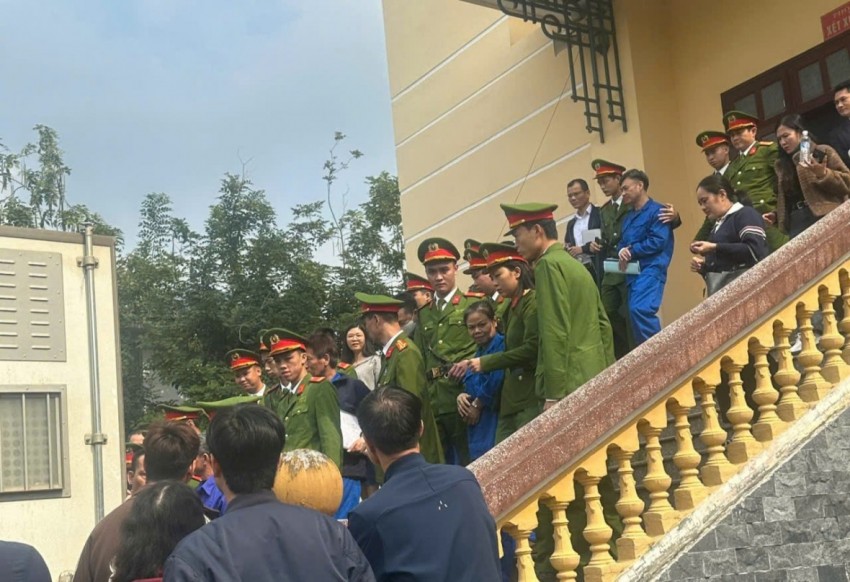 Các bị cáo được dẫn giải tại toà. Các bị cáo được dẫn giải tại toà.