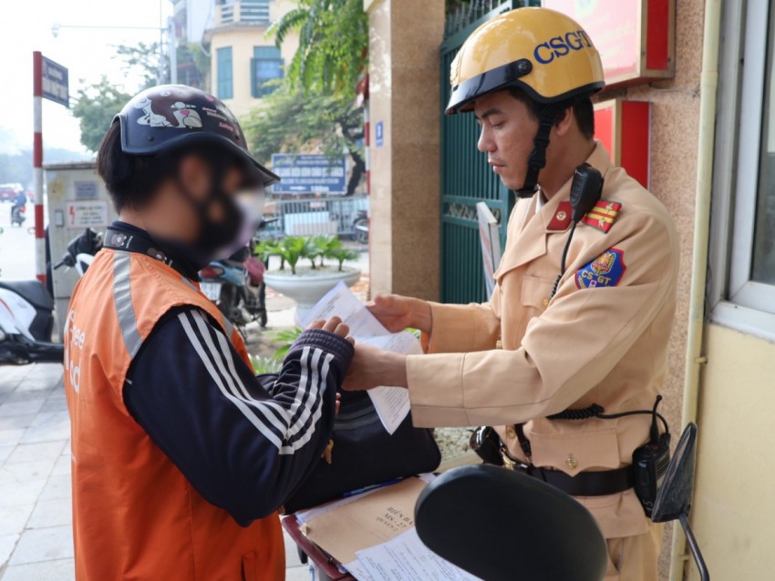 Tài xế xe ôm công nghệ bị xử phạt do dùng điện thoại khi đang điều khiển xe.