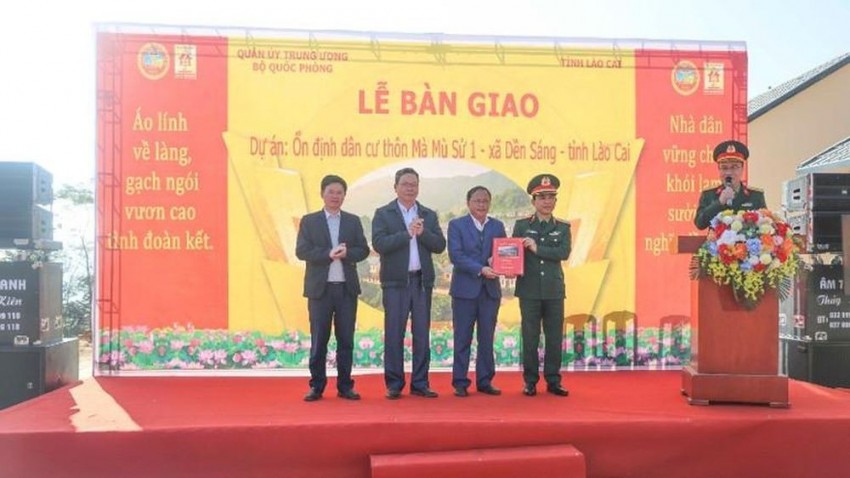 Bàn giao 60 căn nhà tái định cư cho người dân vùng lũ xã Dền Sáng Bàn giao 60 căn nhà tái định cư cho người dân vùng lũ xã Dền Sáng