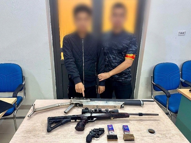 Đối tượng cùng tang vật thu giữ. Đối tượng cùng tang vật thu giữ.