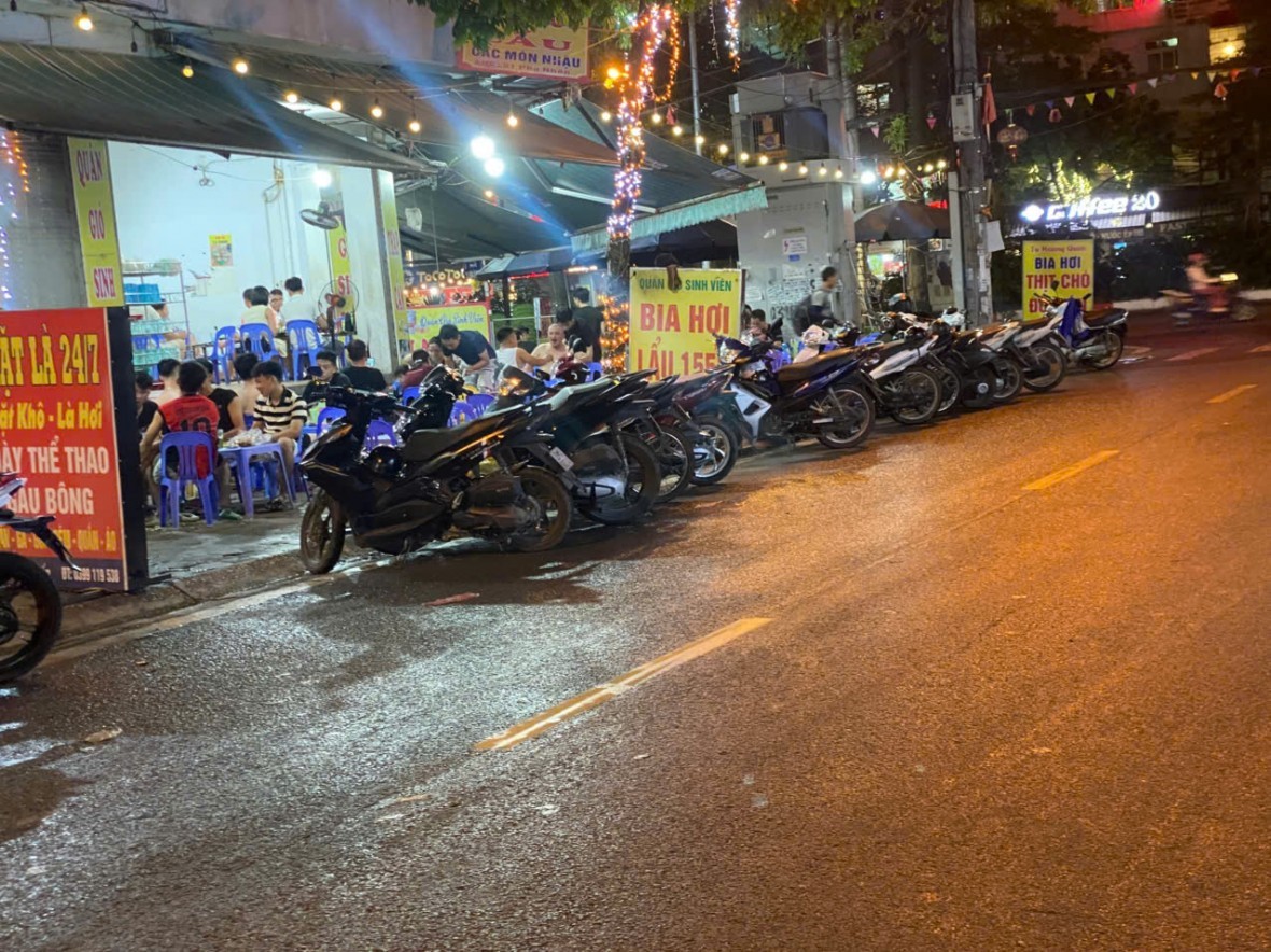 Tại đường Tu Hoàng, nhiều quán kinh doanh ngang nhiên sử dụng lòng đường làm nơi để xe cho khách.