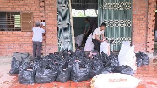 Bắt quả tang gần 2 tấn thịt vịt bốc mùi trên đường đi tiêu thụ