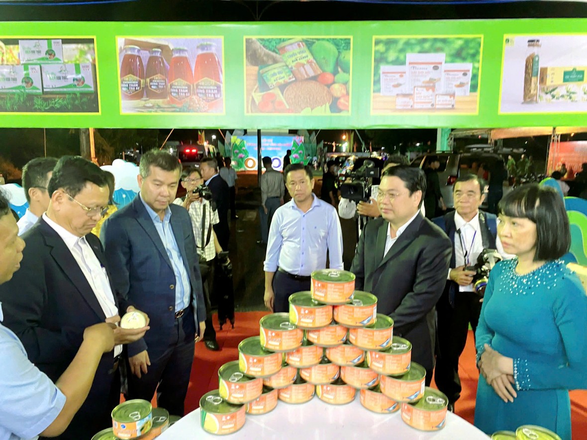 Khai mạc Hội chợ Thương mại OCOP biên giới Việt Nam - Campuchia tại An Giang Khai mạc Hội chợ Thương mại OCOP biên giới Việt Nam - Campuchia tại An Giang